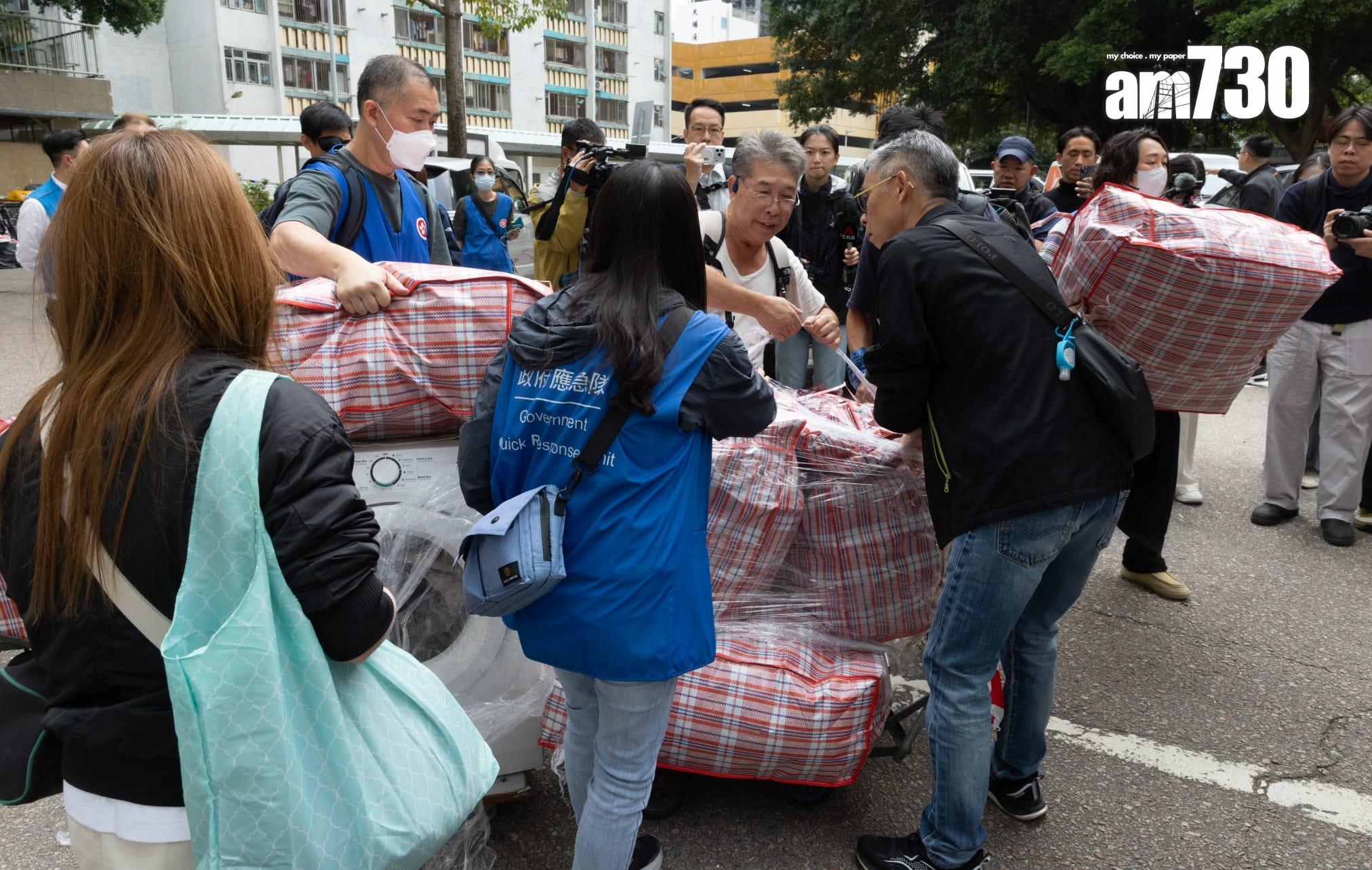 大埔宏福苑五級火,宏志閣住戶周三(3日)返回單位取重要物品。(蘇文傑 攝)