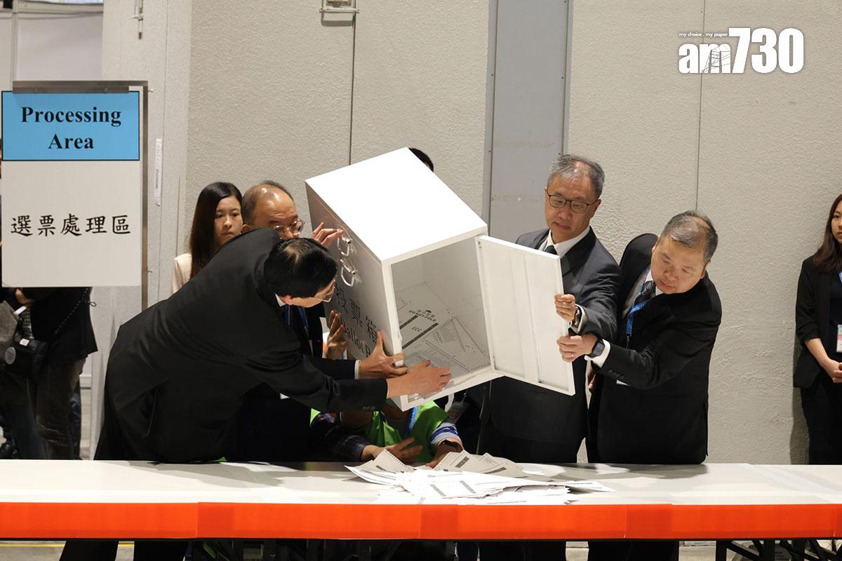 政府和選舉管理委員會在投票時段結束後,於中央點票站倒票箱。(林俊源攝)