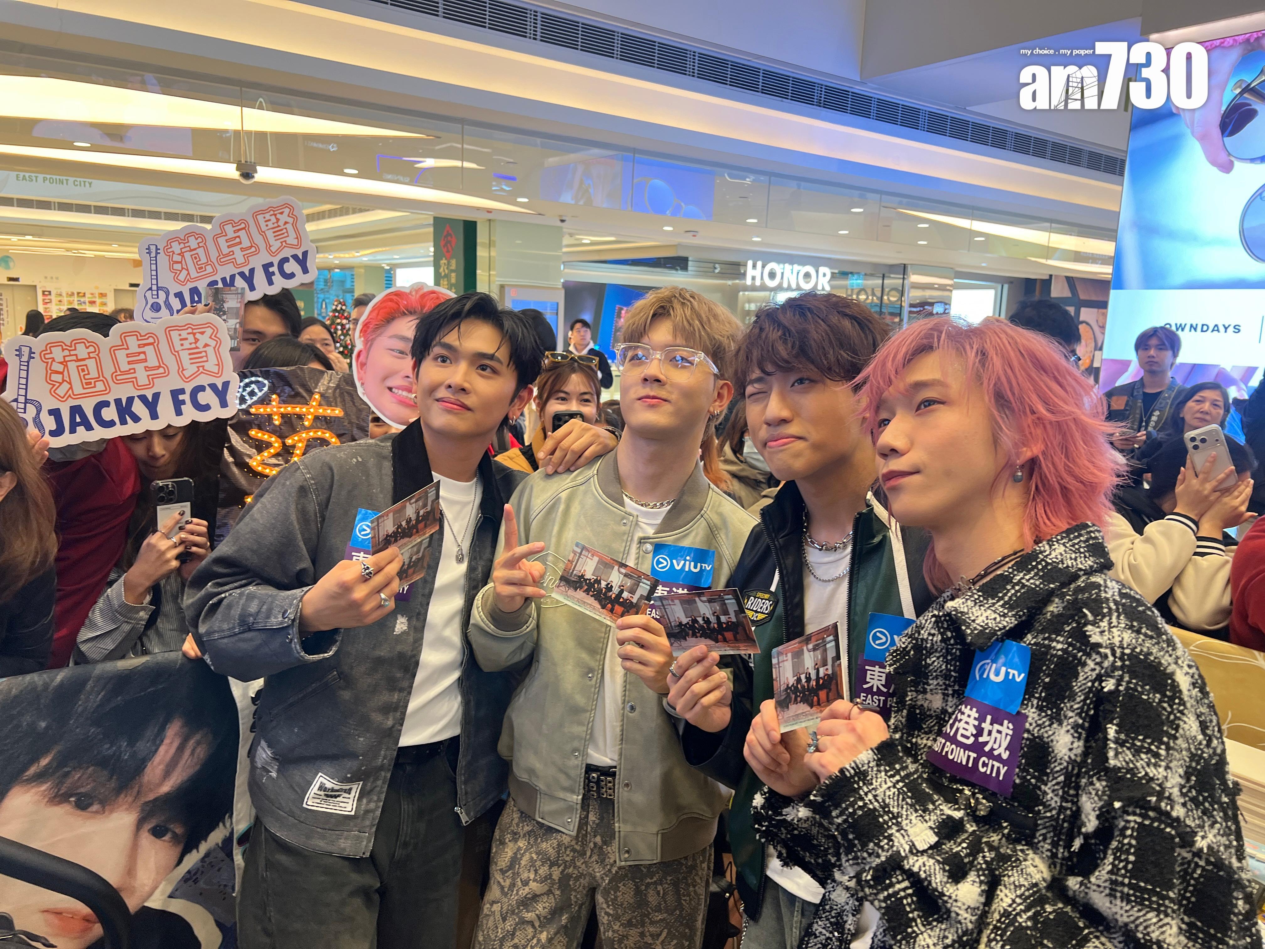 Jacky Fan、DaiMa、Ian Hannz和丘藍(左至右)走近觀眾席派postcard。(娛樂組攝)