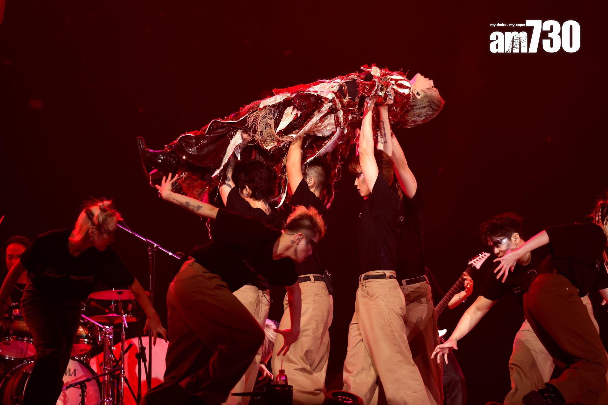 柳應廷Jer唱《狂人日記》時被抬起。(娛樂組攝)