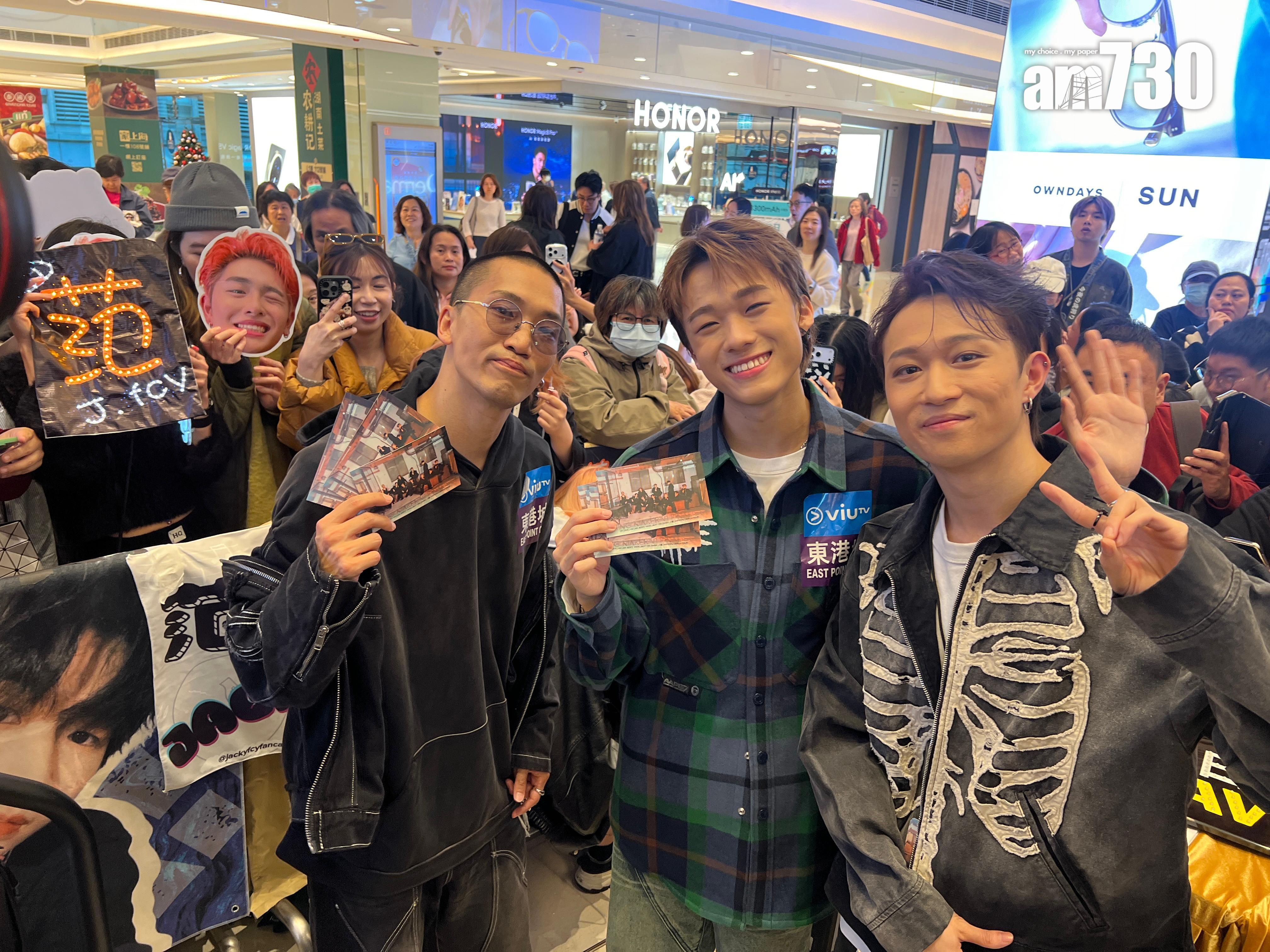 Yip Sir、Bosco Kwan和Teller(左至右)走近觀眾席派postcard。(娛樂組攝)