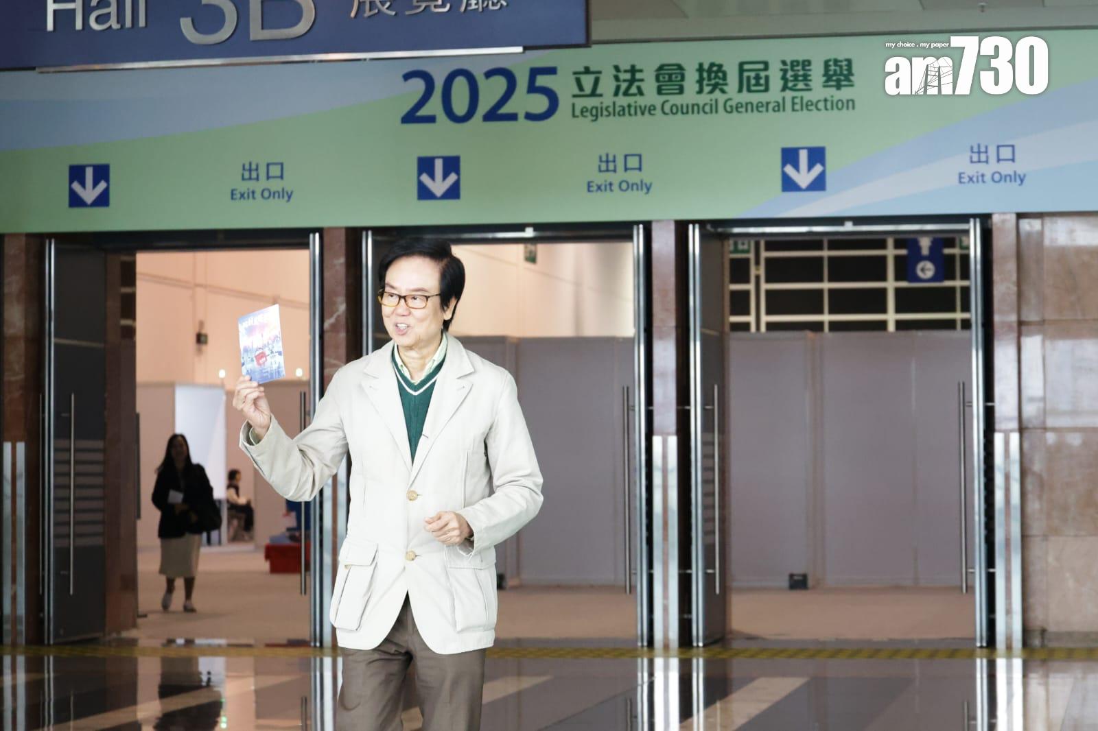 立法會選舉,黃百鳴到會展票站投票。(吳康琦攝)