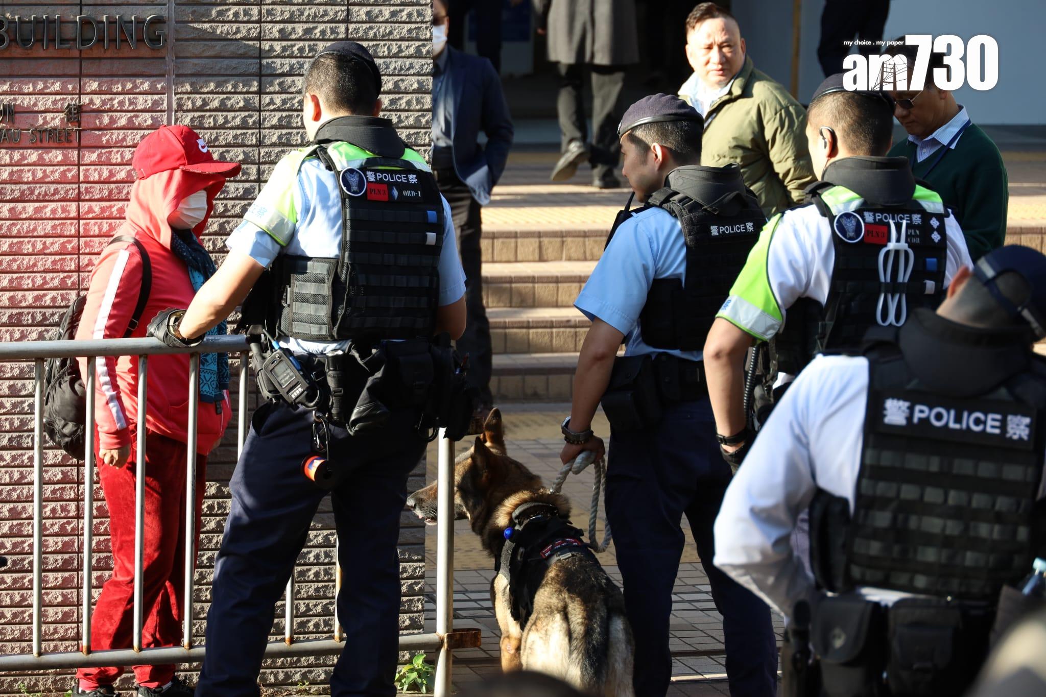 黎智英案於西九龍法院裁決,現場警力加強。(鍾式明攝)