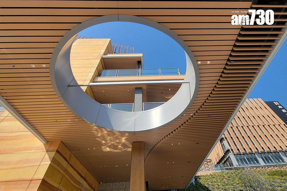 香港中醫醫院入口廣場設有日晷。(林俊源攝)