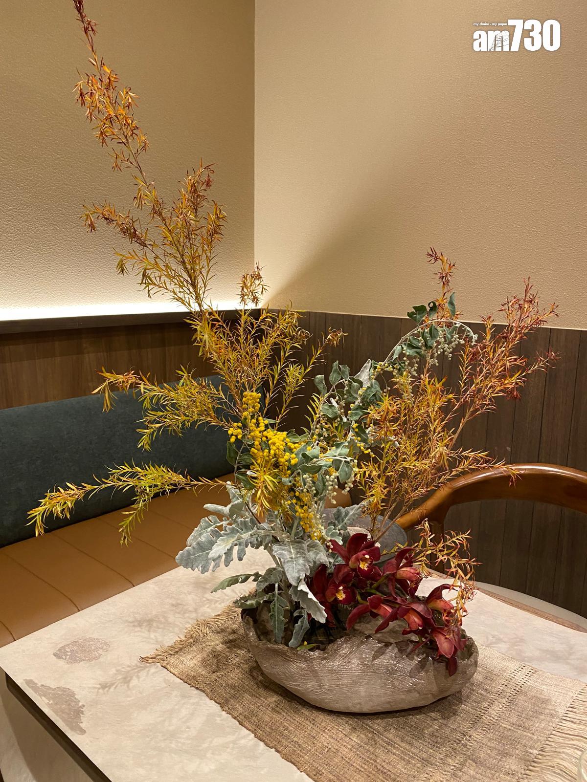 在餐桌上擺放漂亮的花藝增添意境,喝茶心情也療愈。