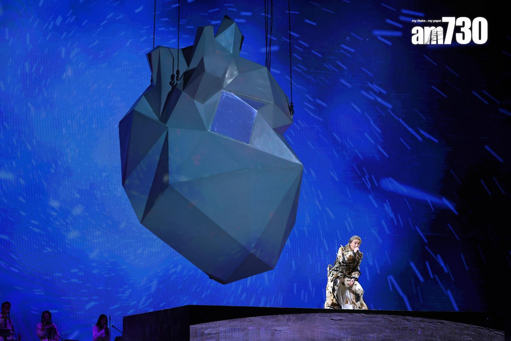 中央懸掛巨型心臟,是演唱會舞台的標記。(娛樂組攝)