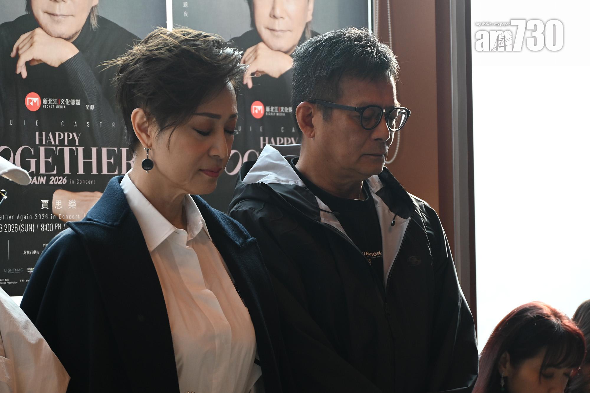 賈思樂在記招開始前,率領大家為宏福苑火災罹難者默哀一分鐘。