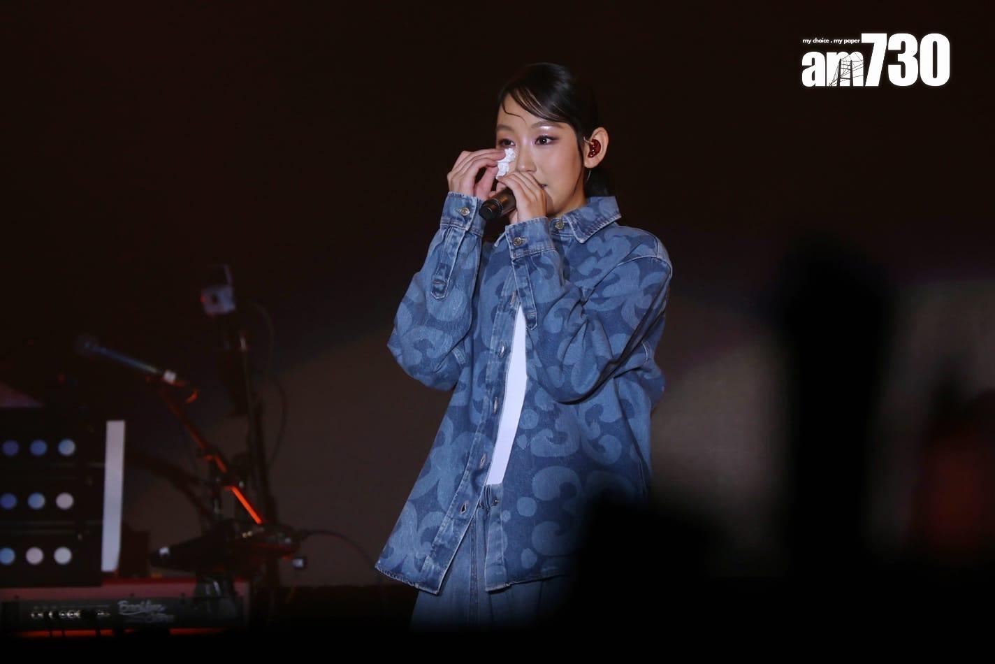 炎明熹在演唱會數度落淚。(林俊源攝)