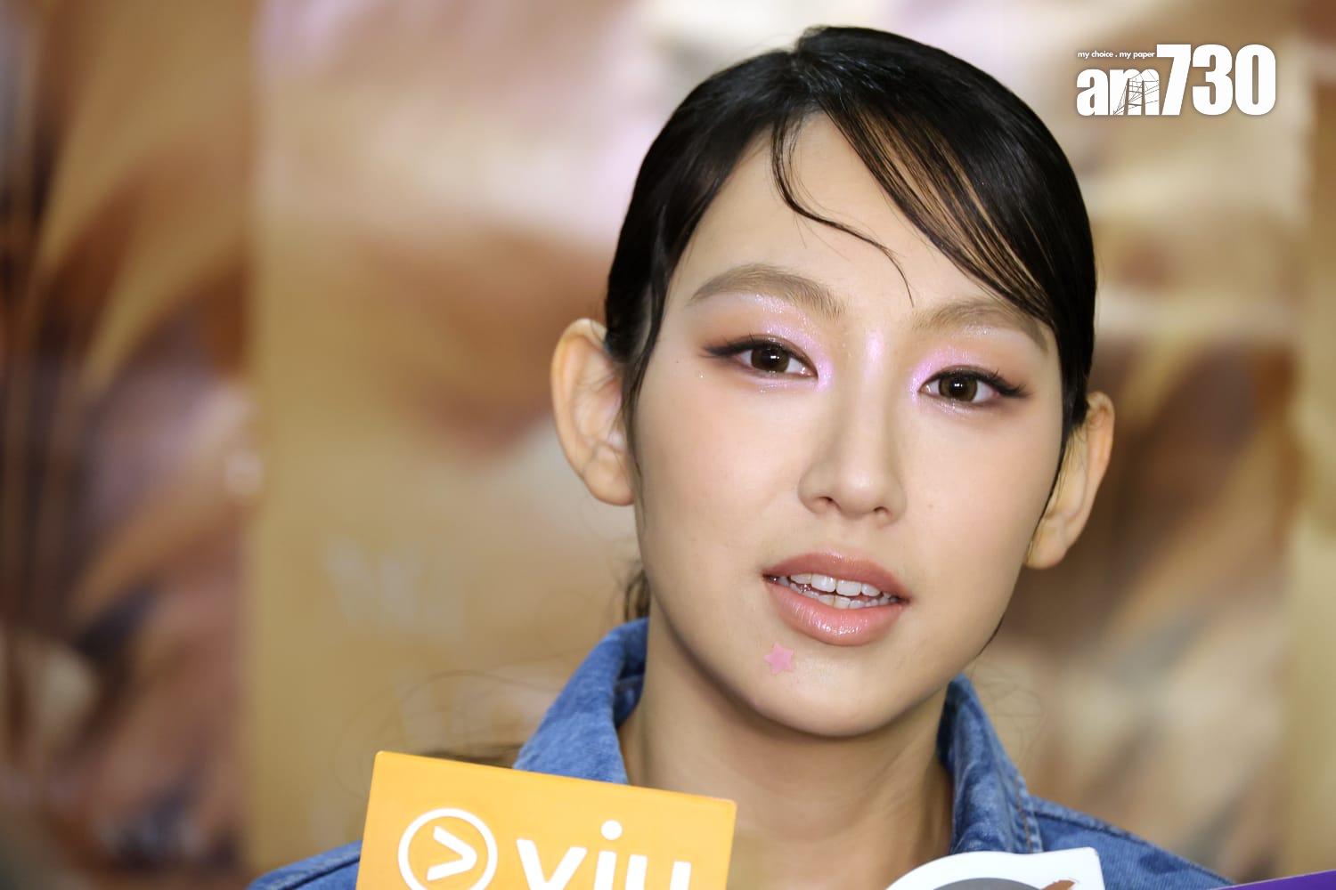 炎明熹臉上貼了一張星星暗瘡貼。(林俊源攝)