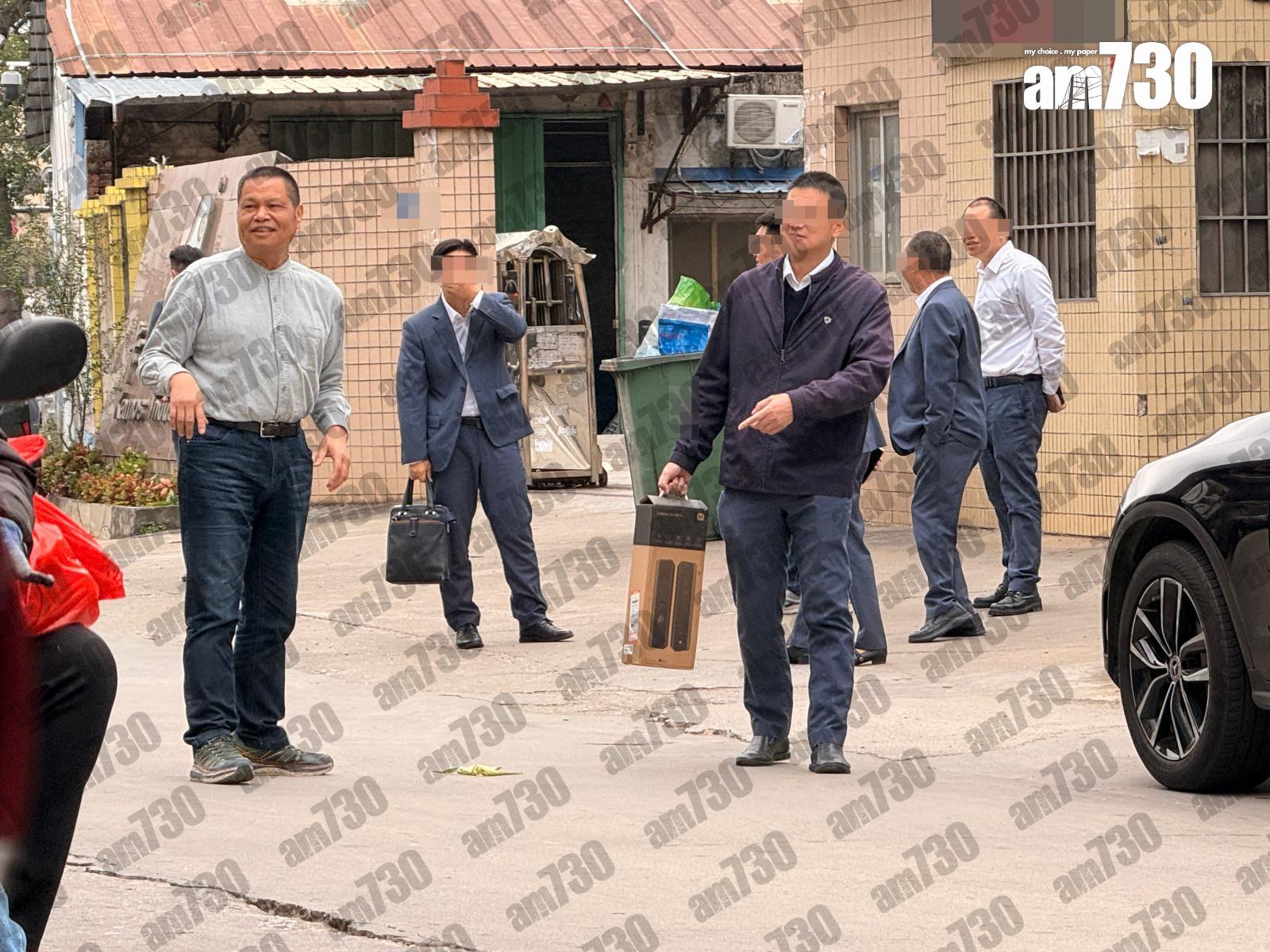 王青霞父親(左)非常年輕,據房籍資料顯示,1961年出世,比基哥年輕11年。(圖片提供:導遊哥哥 Hugo)