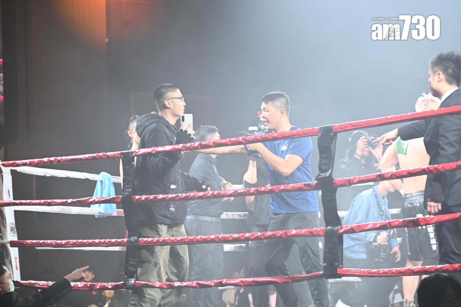 劉馬車被拳證拉到擂台邊。(娛樂組攝)