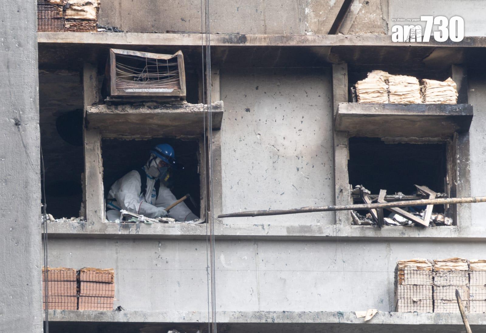 警方災難遇害者辨認組(DVIU)人員進入火場搜索。(蘇文傑攝)