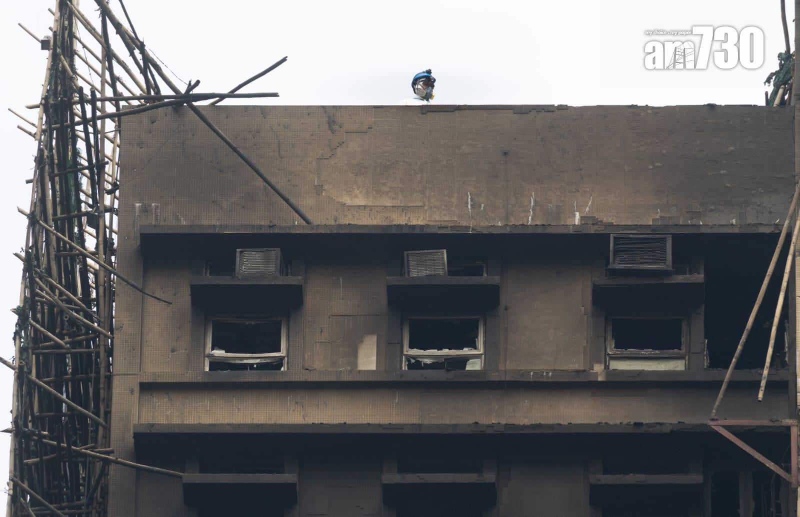 警方災難遇害者辨認組(DVIU)人員進入火場搜索。(蘇文傑攝)