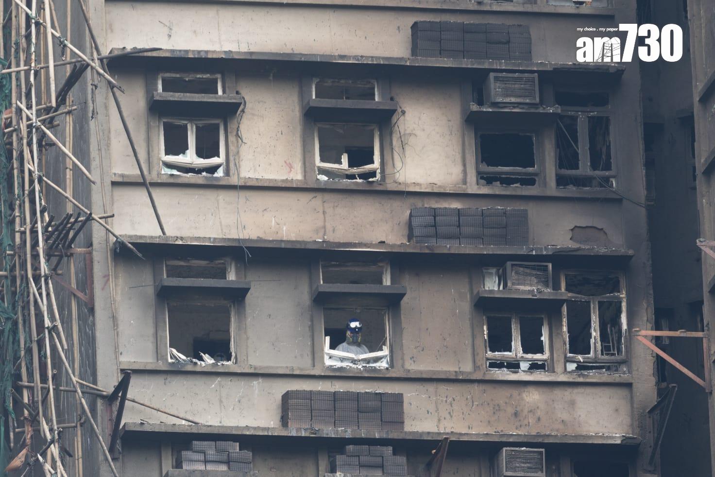 警方災難遇害者辨認組(DVIU)人員進入火場搜索。(蘇文傑攝)