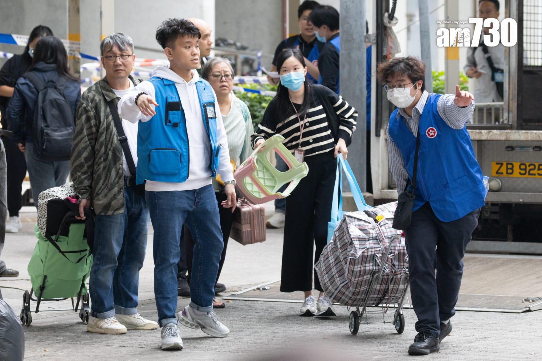 大埔宏福苑五級火,宏志閣住戶周三(3日)返回單位取重要物品。(蘇文傑 攝)