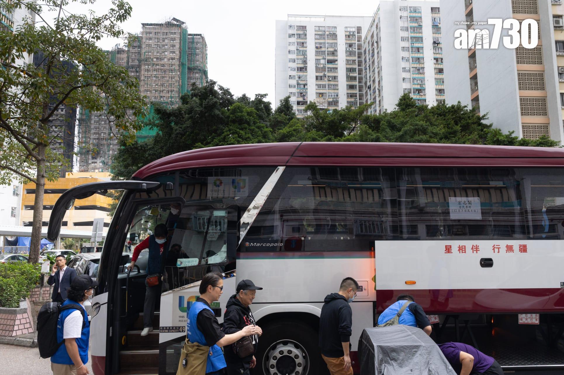 大埔宏福苑五級火,宏志閣住戶周三(3日)返回單位取重要物品。(蘇文傑 攝)