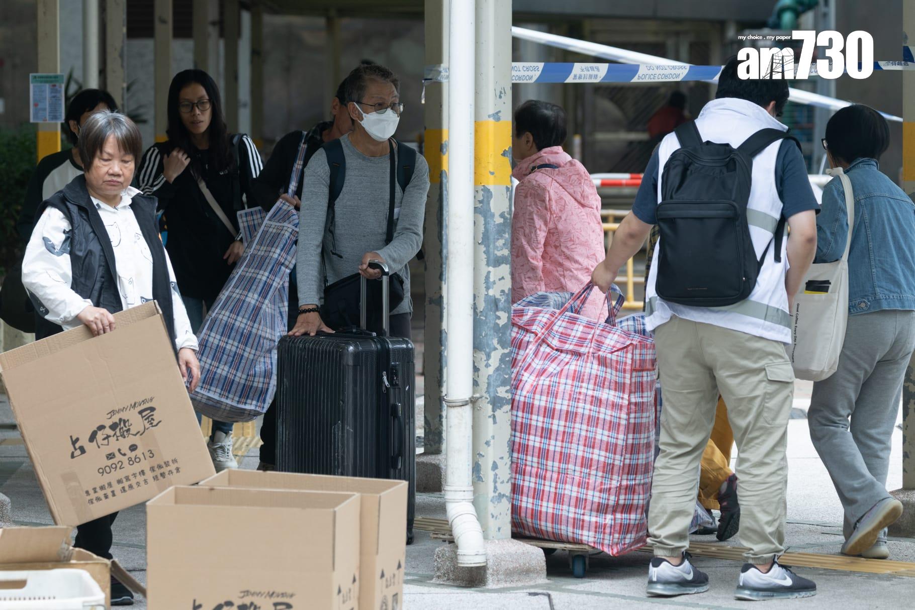 大埔宏福苑五級火,宏志閣住戶周三(3日)返回單位取重要物品。(蘇文傑 攝)