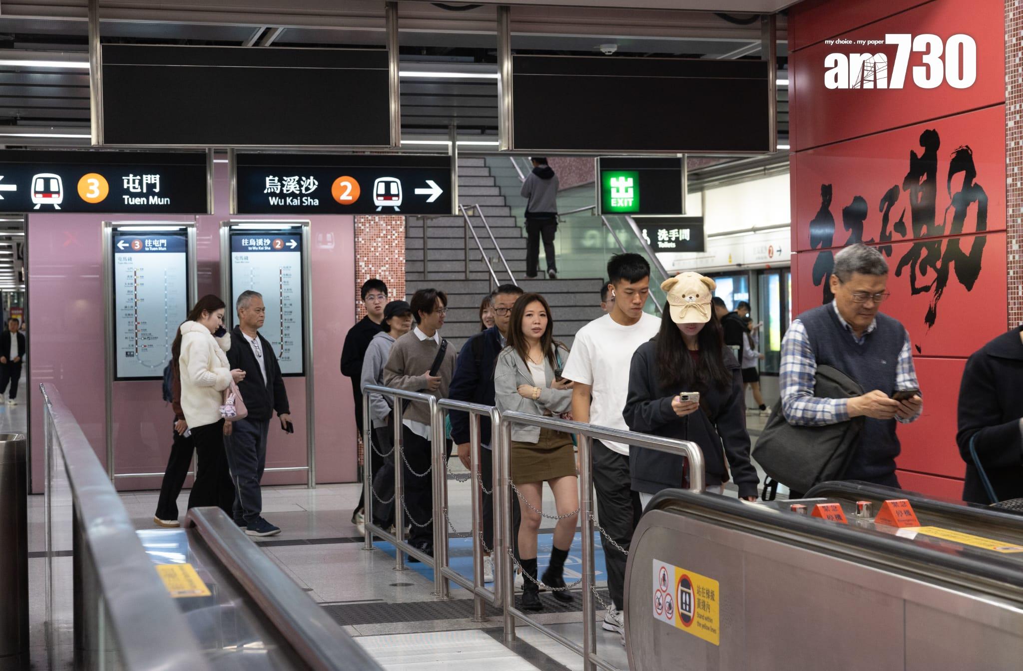 屯馬綫明年初兩周日路軌改道工序,乘客途經紅磡站須到對面月台轉乘。(蘇文傑攝)