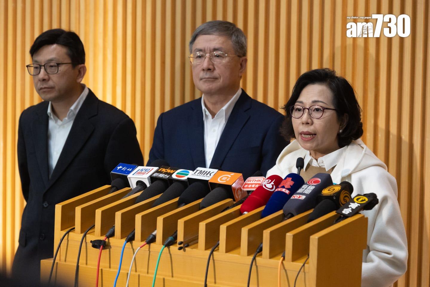 勞工及福利局局長孫玉菡、政務司副司長卓永興和民政及青年事務局局長麥美娟。(蘇文傑攝)