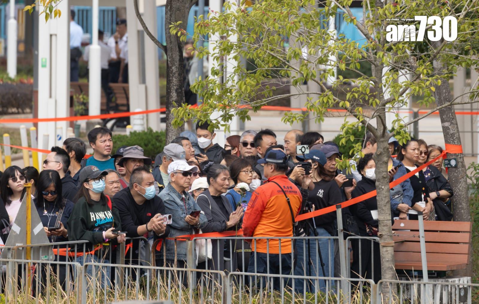 大埔宏福苑五級火|殉職消防員何偉豪今出殯 官民夾道送別。(蘇文傑 攝)