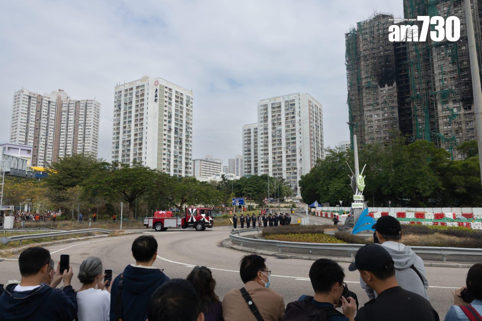 大埔宏福苑五級火|殉職消防員何偉豪今出殯 官民夾道送別。(蘇文傑 攝)