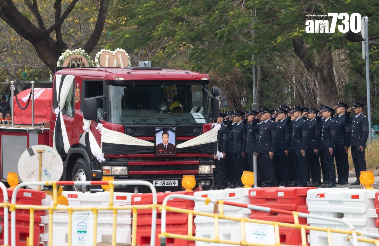 大埔宏福苑五級火|殉職消防員何偉豪今出殯 官民夾道送別。(蘇文傑 攝)