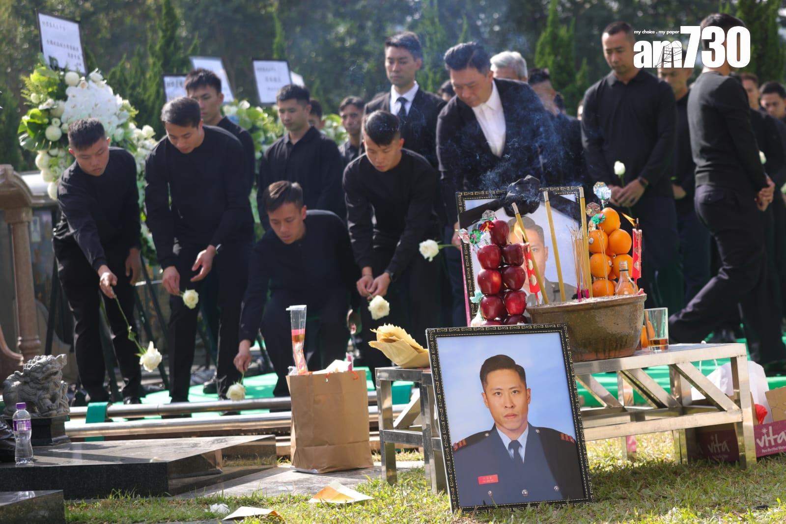 大埔宏福苑五級火|殉職消防員何偉豪今出殯 三短一長鐘聲象徵何Sir正式落更。(吳康琦 攝)