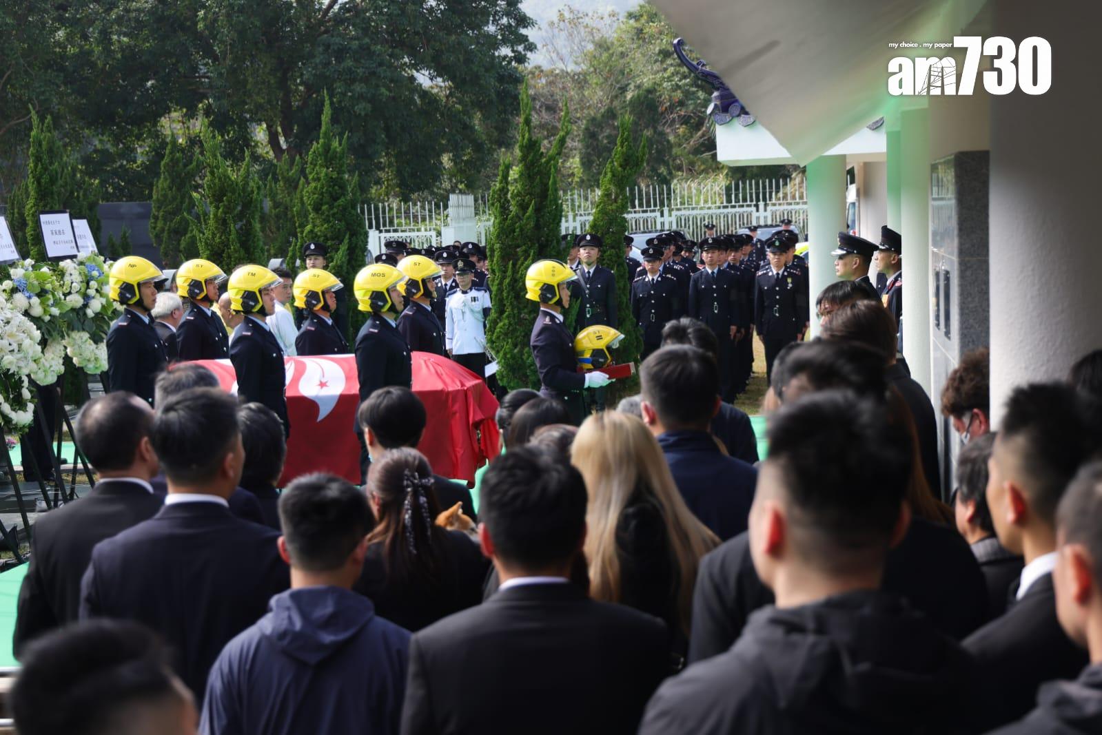 大埔宏福苑五級火|殉職消防員何偉豪今出殯 三短一長鐘聲象徵何Sir正式落更。(吳康琦 攝)