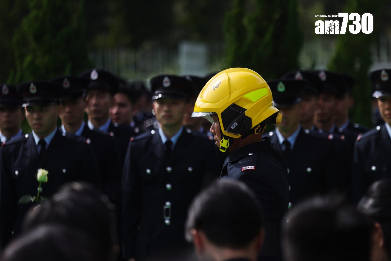 大埔宏福苑五級火|殉職消防員何偉豪今出殯 三短一長鐘聲象徵何Sir正式落更。(吳康琦 攝)
