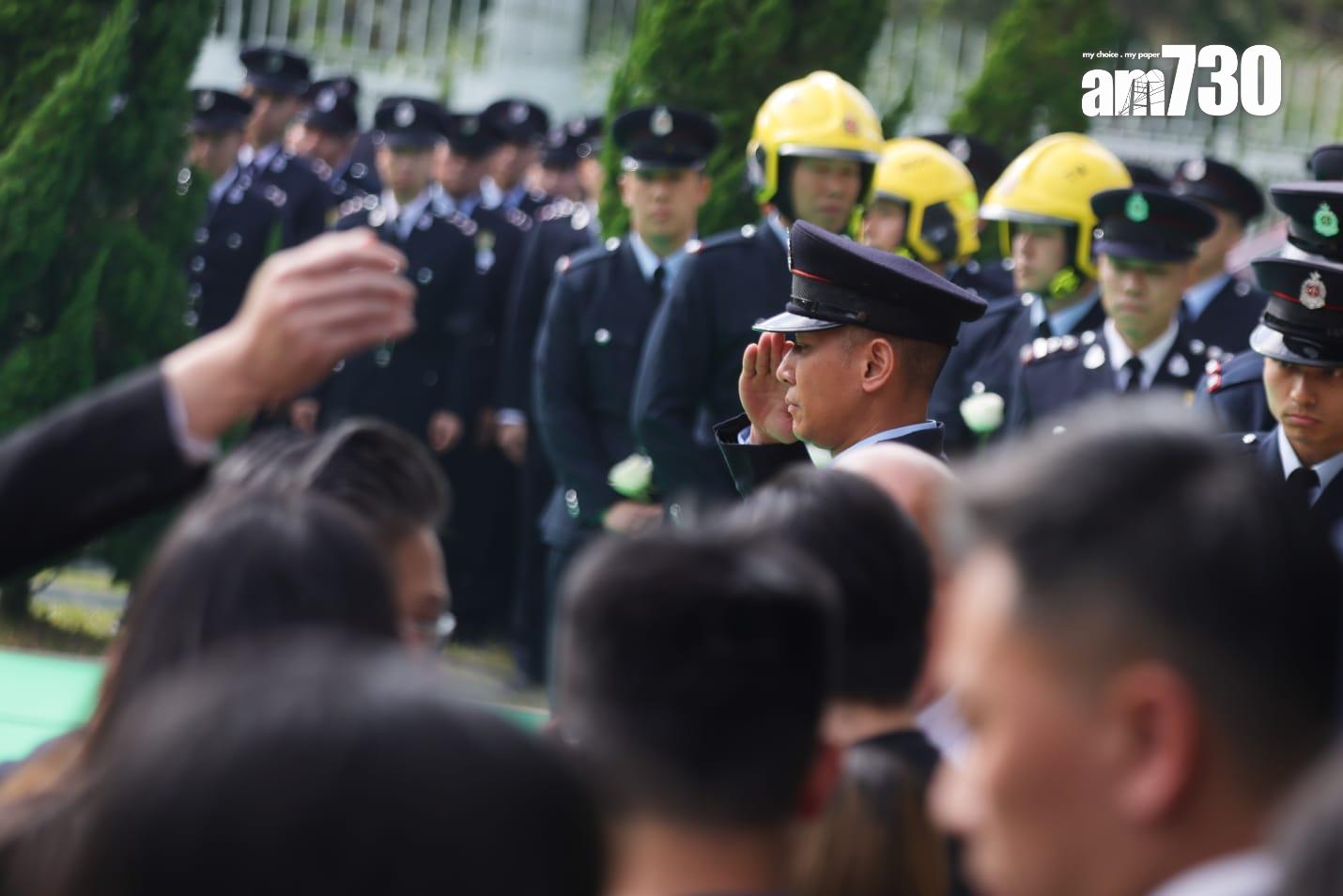 大埔宏福苑五級火|殉職消防員何偉豪今出殯 三短一長鐘聲象徵何Sir正式落更。(吳康琦 攝)
