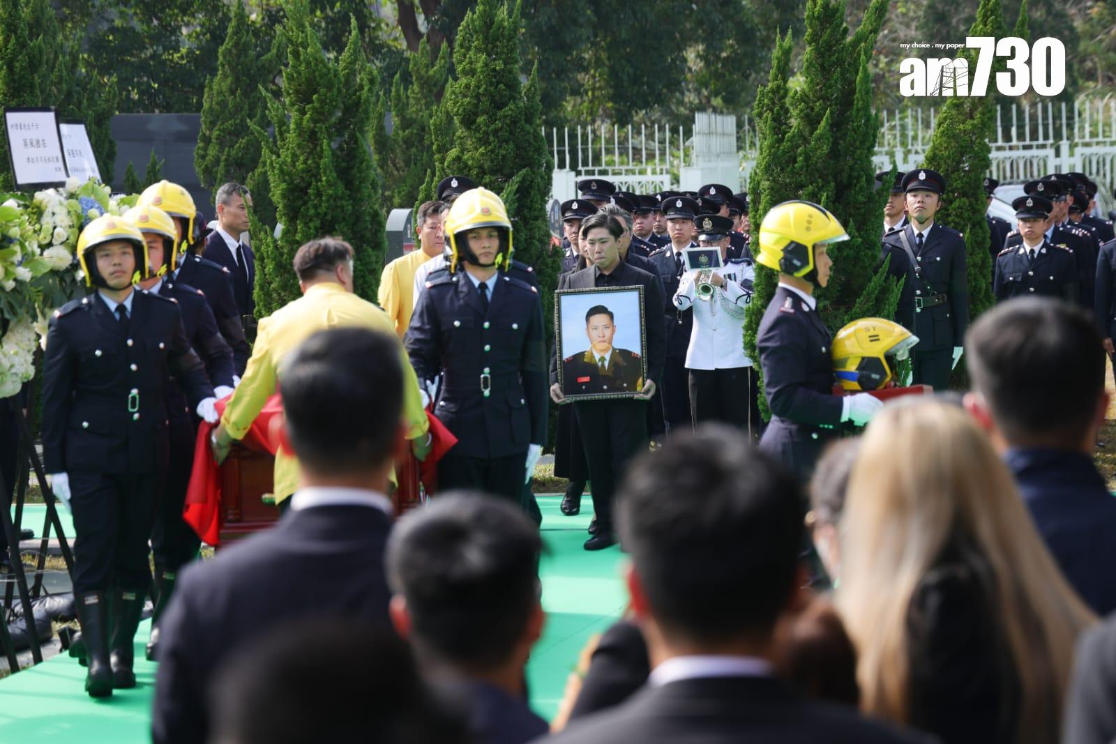 大埔宏福苑五級火|殉職消防員何偉豪今出殯 三短一長鐘聲象徵何Sir正式落更。(吳康琦 攝)