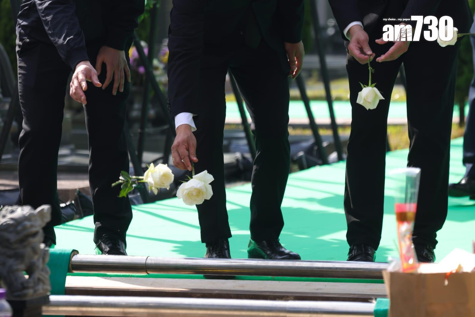 大埔宏福苑五級火|殉職消防員何偉豪今出殯 三短一長鐘聲象徵何Sir正式落更。(吳康琦 攝)