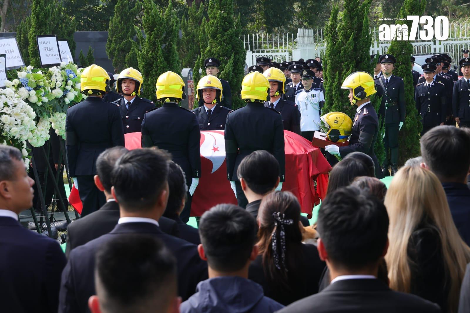 大埔宏福苑五級火|殉職消防員何偉豪今出殯 三短一長鐘聲象徵何Sir正式落更。(吳康琦 攝)