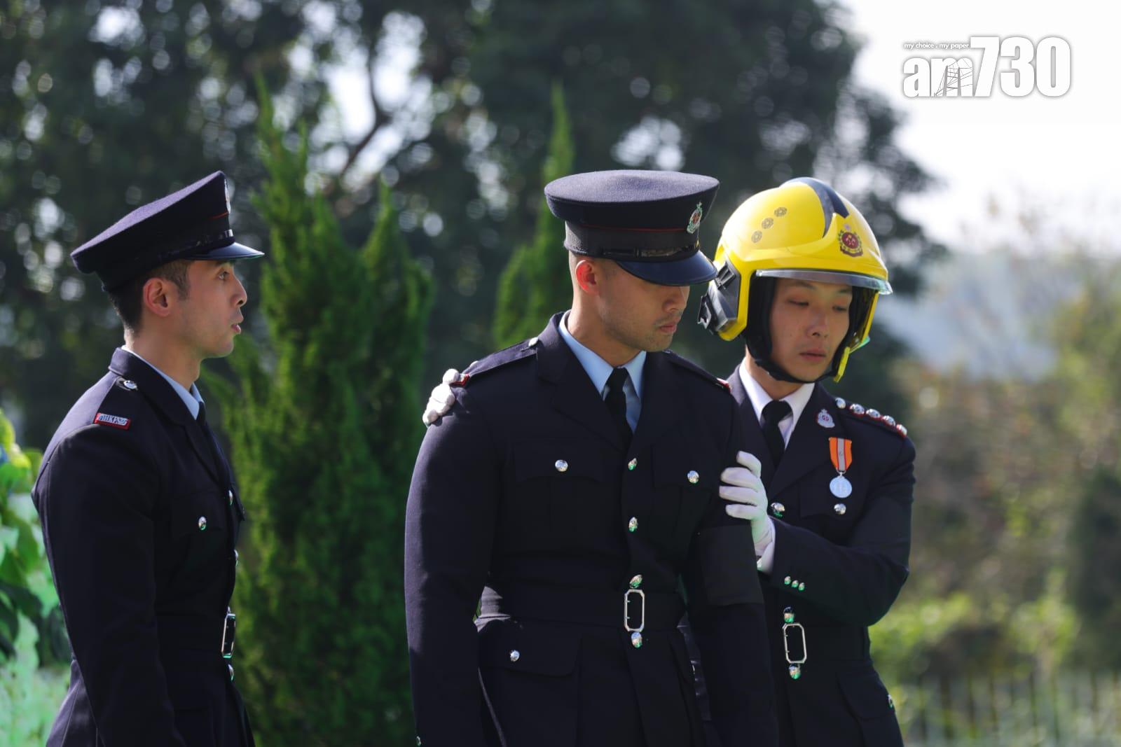 大埔宏福苑五級火|殉職消防員何偉豪今出殯 三短一長鐘聲象徵何Sir正式落更。(吳康琦 攝)