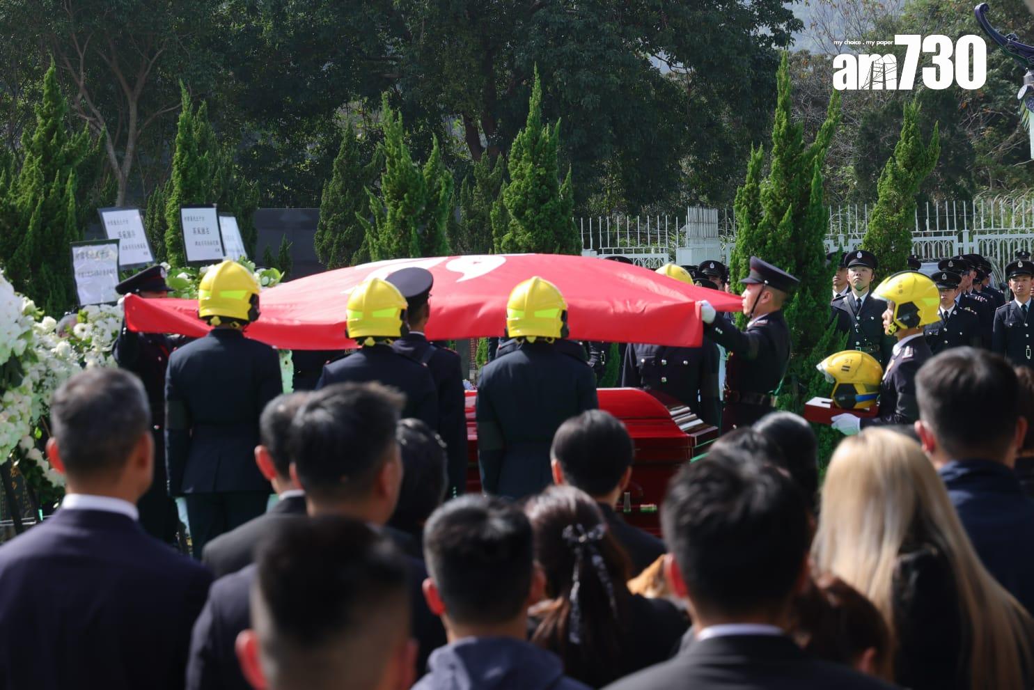 大埔宏福苑五級火|殉職消防員何偉豪今出殯 三短一長鐘聲象徵何Sir正式落更。(吳康琦 攝)