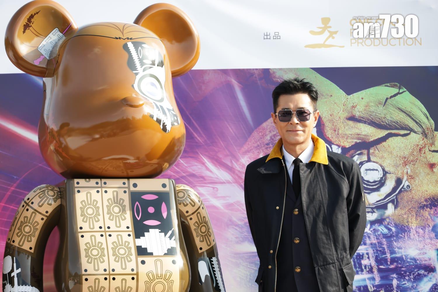 古天樂與2.1米高巨型《尋秦記》特別版BE@RBRICK合照,磅礡氣勢。