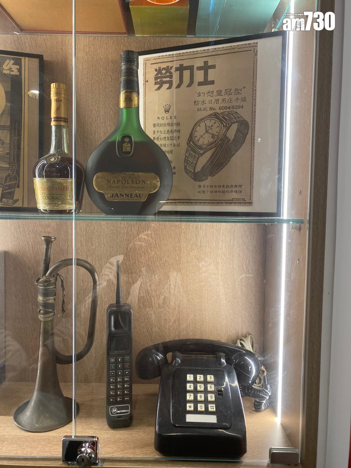 旺角店搜羅懷舊海報舊物作裝飾品。