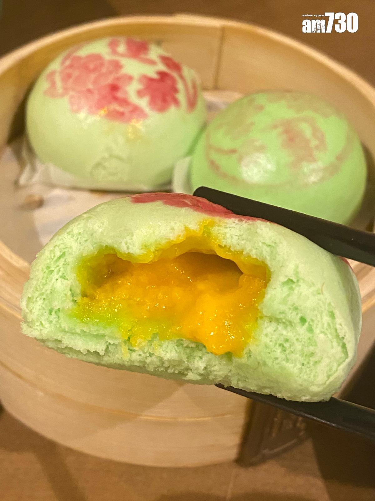 斑蘭包釀了流沙奶黃餡,一清一濃配搭得宜。