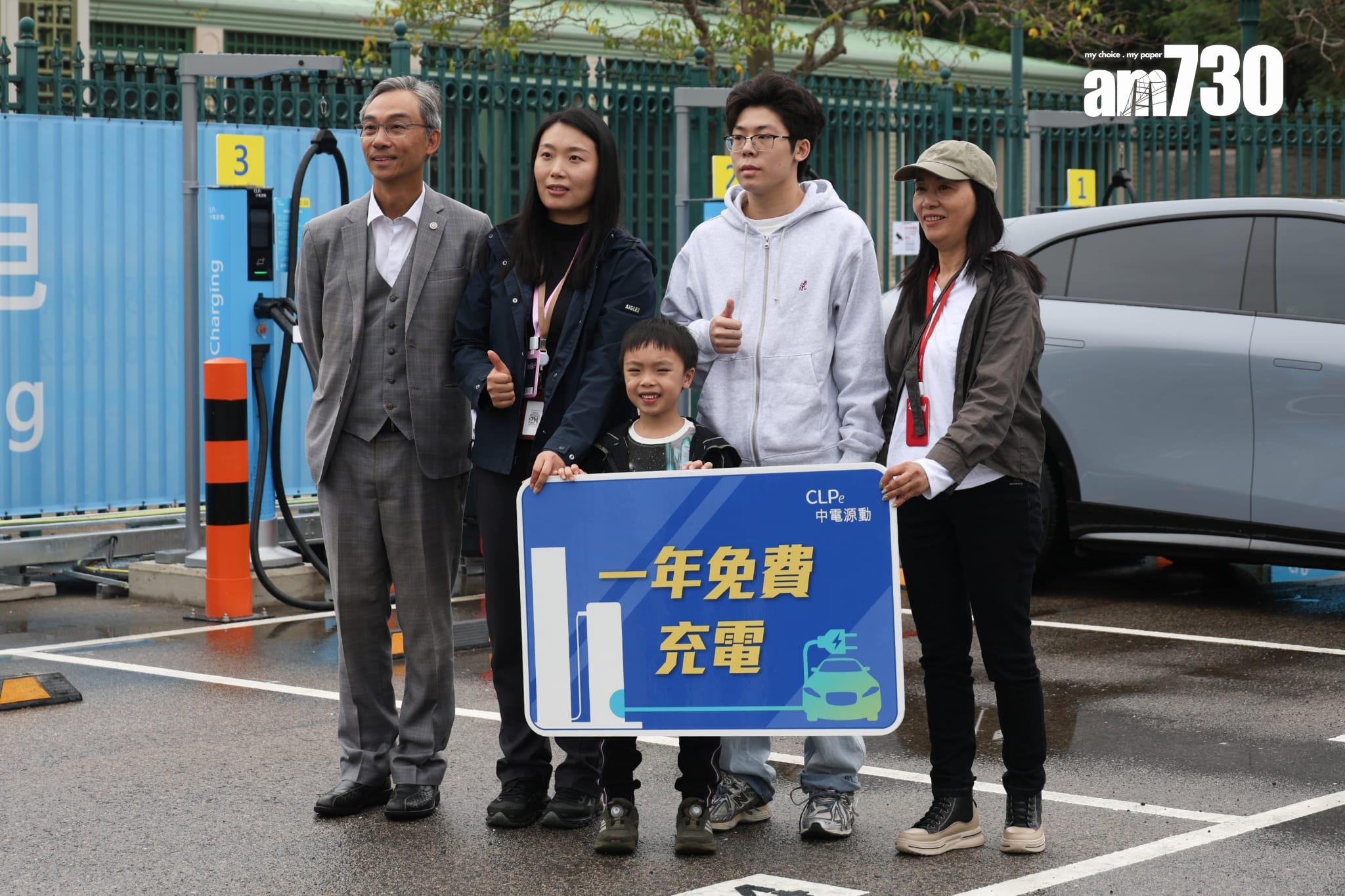 中電源動新充電站啟用迎首批粵車,車主興奮抵港計劃遊覽汀九橋及港島電車。(周令知攝)