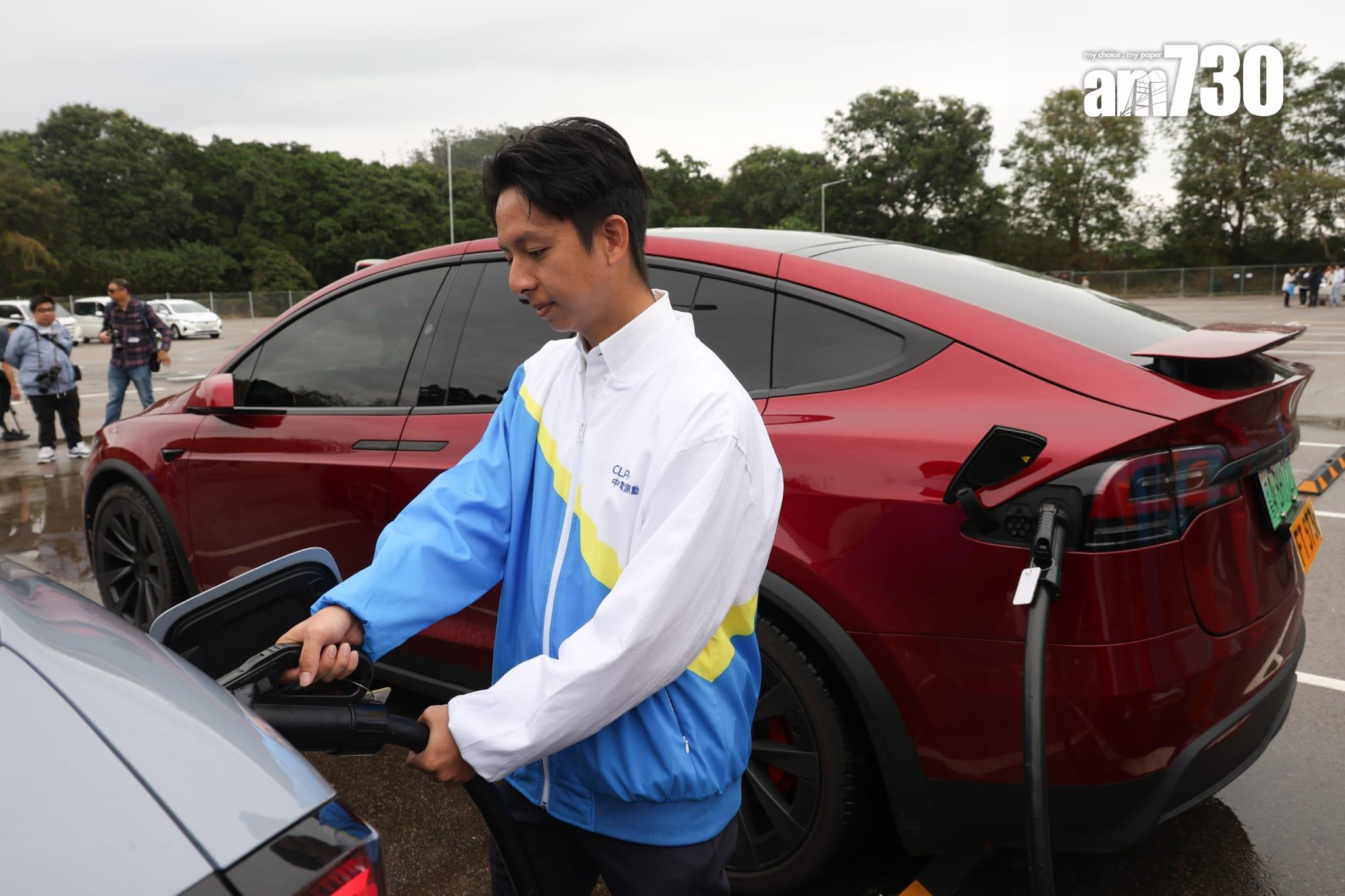 中電源動新充電站啟用迎首批粵車,車主興奮抵港計劃遊覽汀九橋及港島電車。(周令知攝)