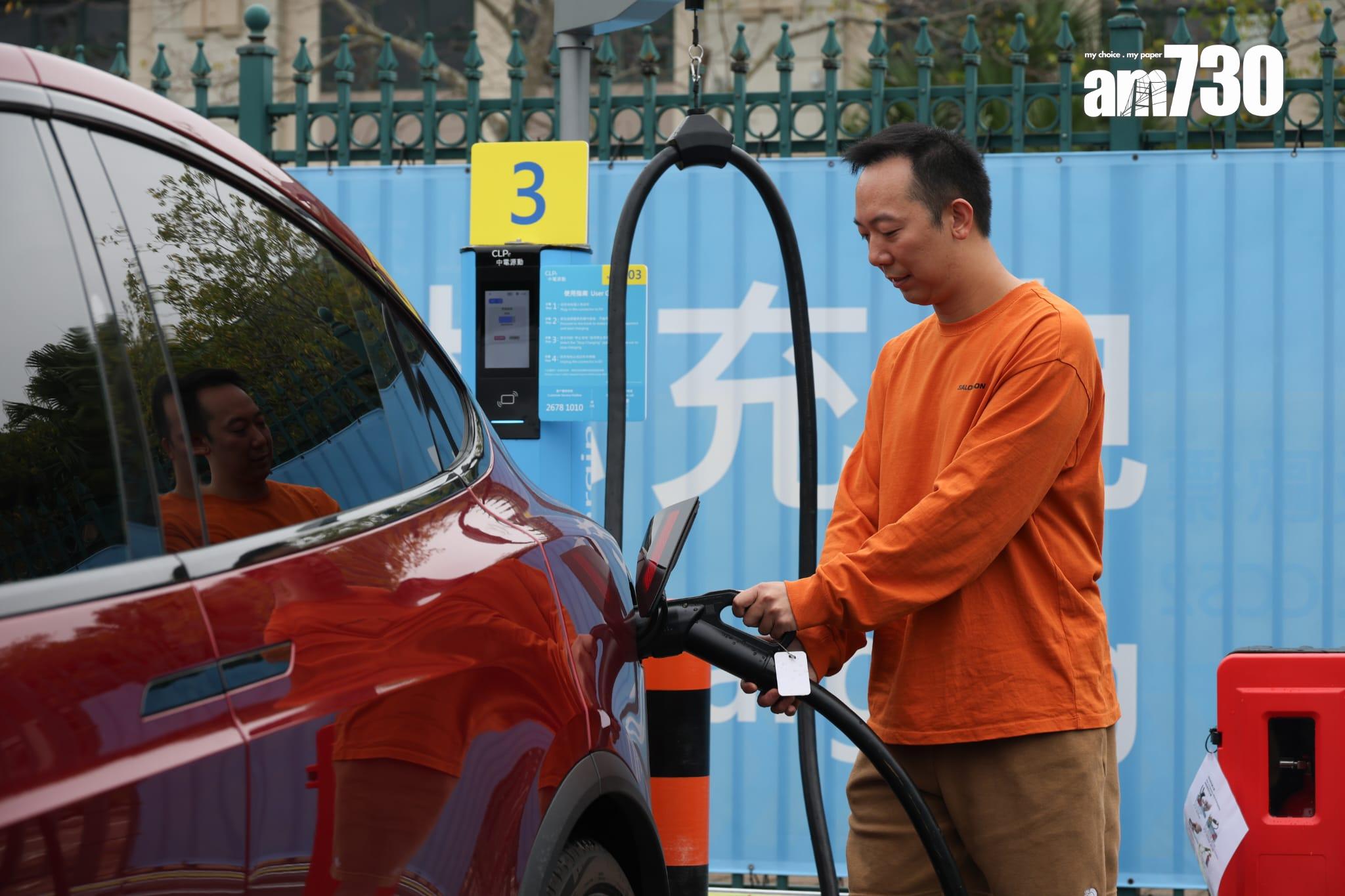 中電源動新充電站啟用迎首批粵車,車主興奮抵港計劃遊覽汀九橋及港島電車。(周令知攝)