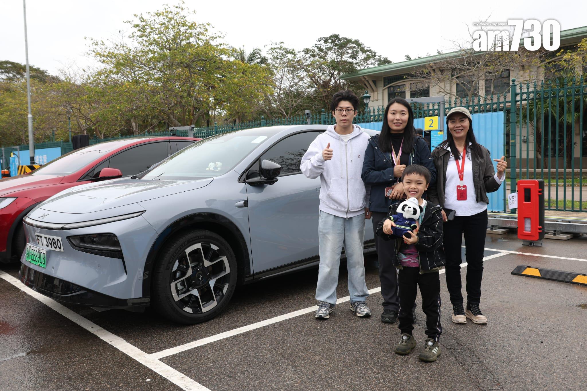 郭靜怡(中)。(周令知攝)