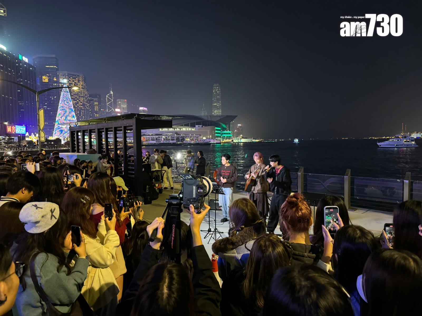 丘藍今晚與樂隊ROVER成員Jason Loi、希晉現身灣仔海濱busking。