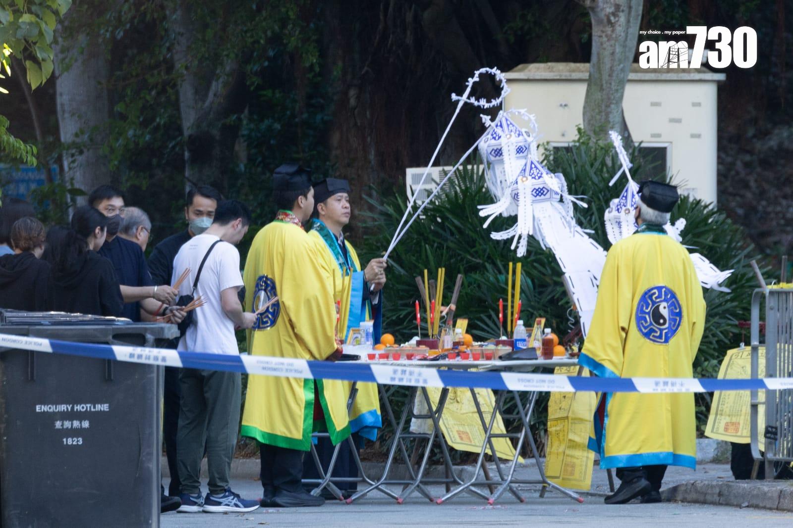 大埔宏福苑五級火,死難者家屬到現場路祭。(蘇文傑攝)