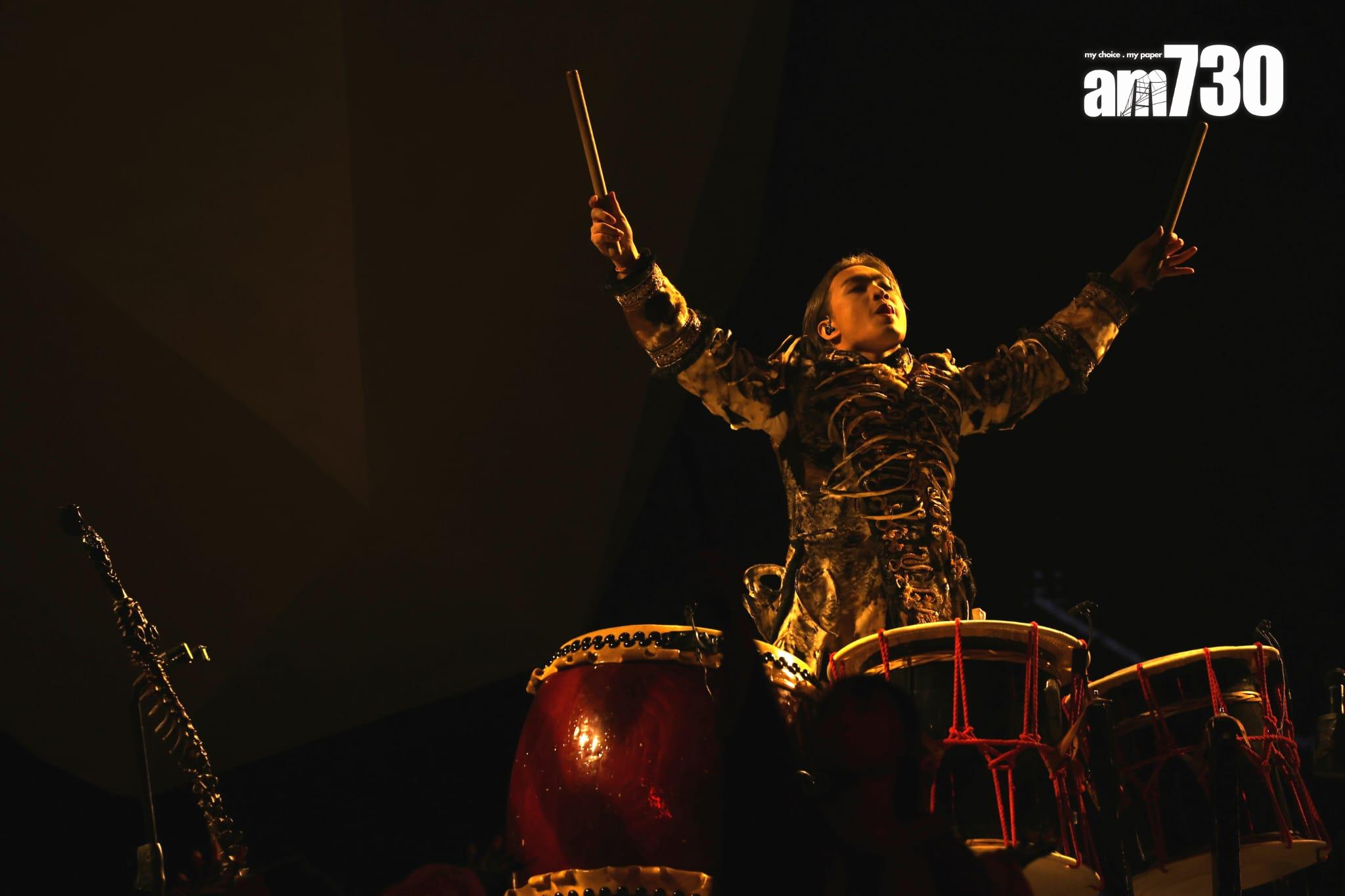 柳應廷Jer演繹《約齊靈魂在墳墓開生日派對》時,大展鼓技。(娛樂組攝)