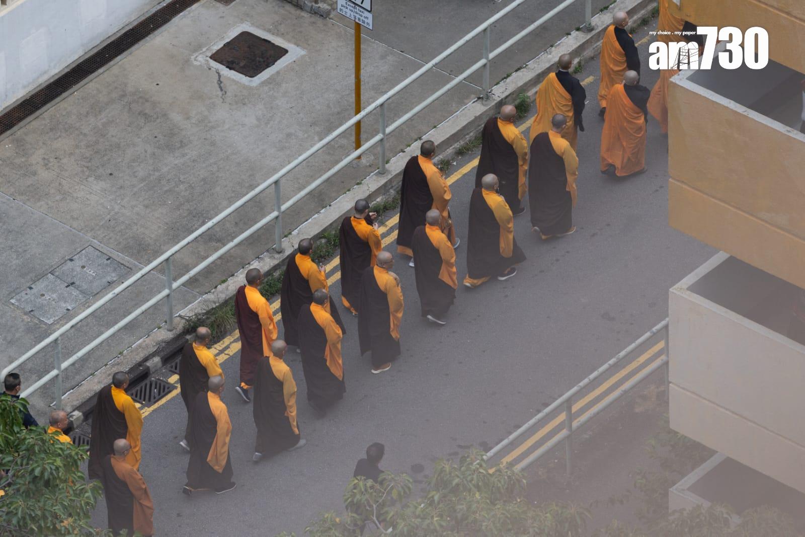 大埔宏福苑五級火災,消防員何偉豪英勇殉職。現場舉行佛教及道教儀式悼念。(蘇文傑攝)