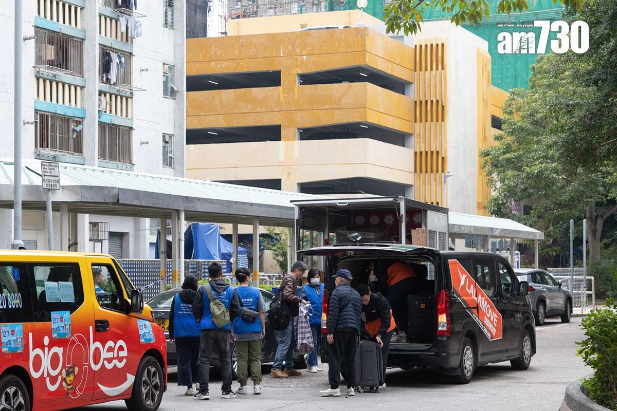 大埔宏福苑宏志閣第二日容許居民返回寓所取回物品,有「政府應急隊」人員在場協助。(蘇文傑攝)