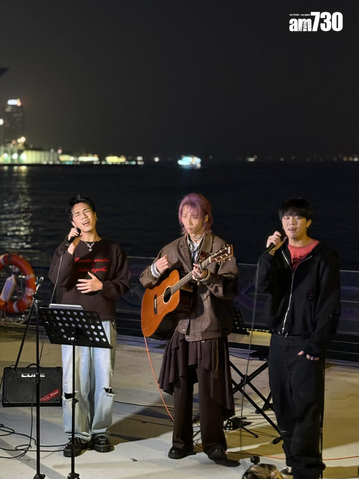 丘藍今晚與樂隊ROVER成員Jason Loi、希晉現身灣仔海濱busking。 (娛樂組攝)
