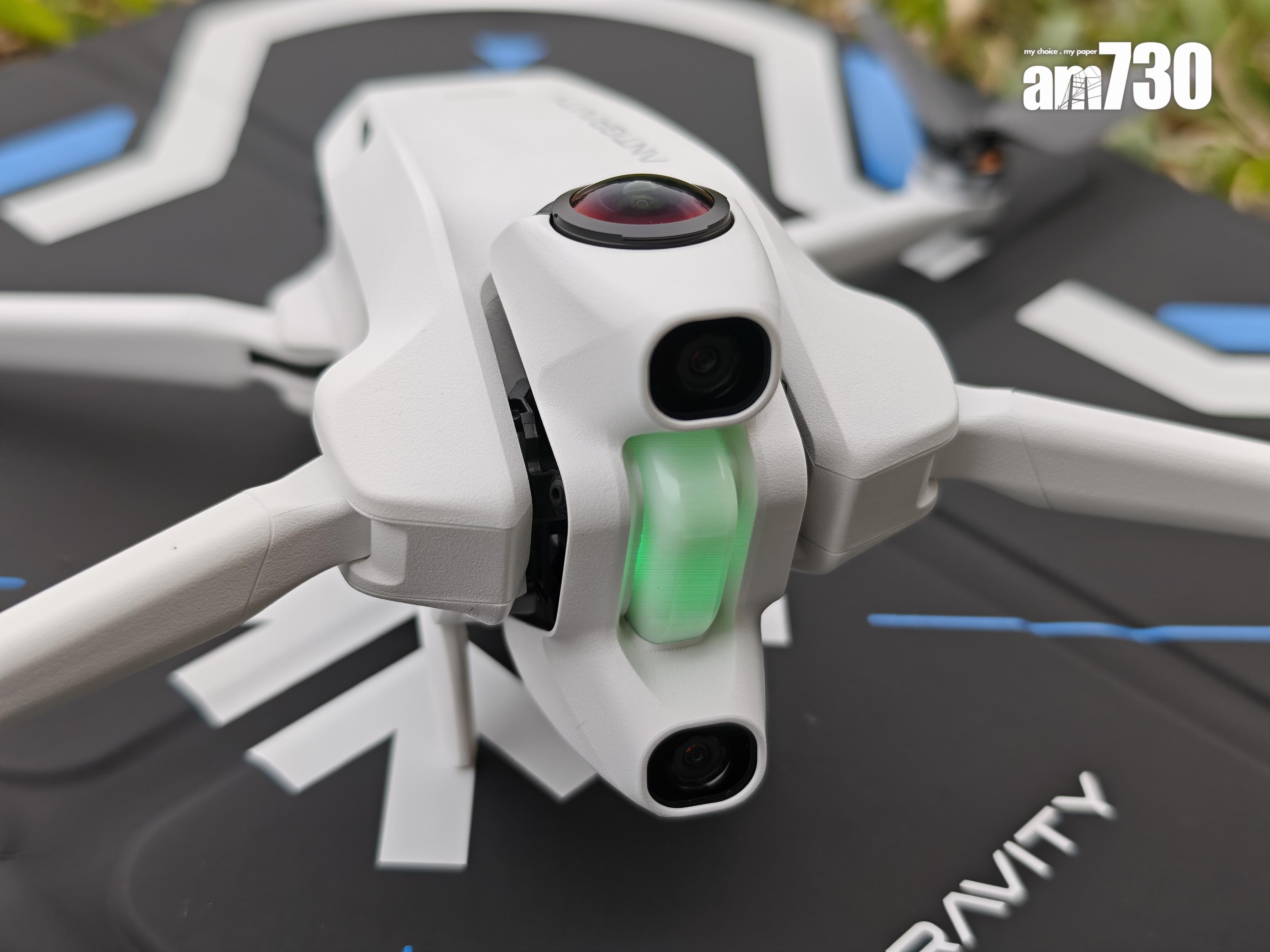 Antigravity A1航拍機前方有指示燈及鏡頭。