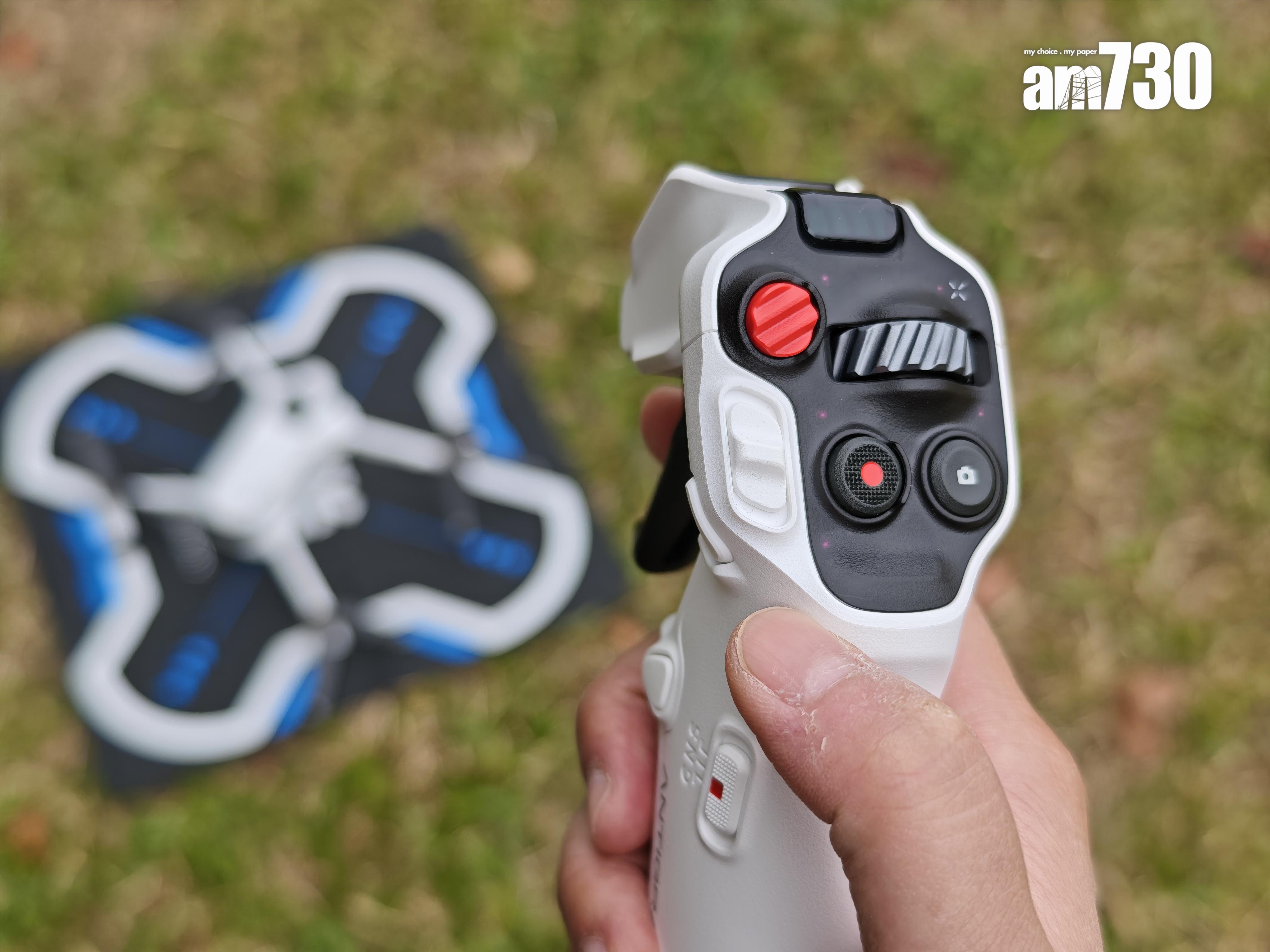 Antigravity A1航拍機的體感遙控手柄。